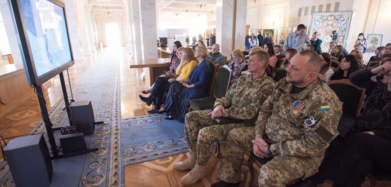 І.Геращенко долучилась до перегляду фільму «Війна химер» про українських військовослужбовців на Донбасі та ознайомилась із фотовиставкою «Не забуті» про українських заручників І.Геращенко долучилась до перегляду фільму «Війна химер» про українських військовослужбовців на Донбасі та ознайомилась із фотовиставкою «Не забуті» про українських заручників